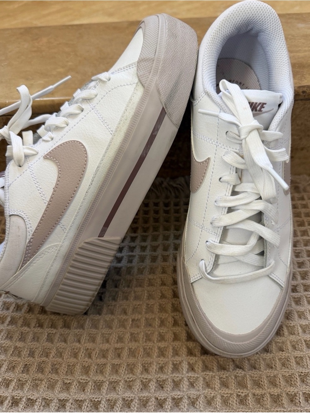 Nike Court Legacy Women’s Low-Top Sneakers in White and mauve  sz 9